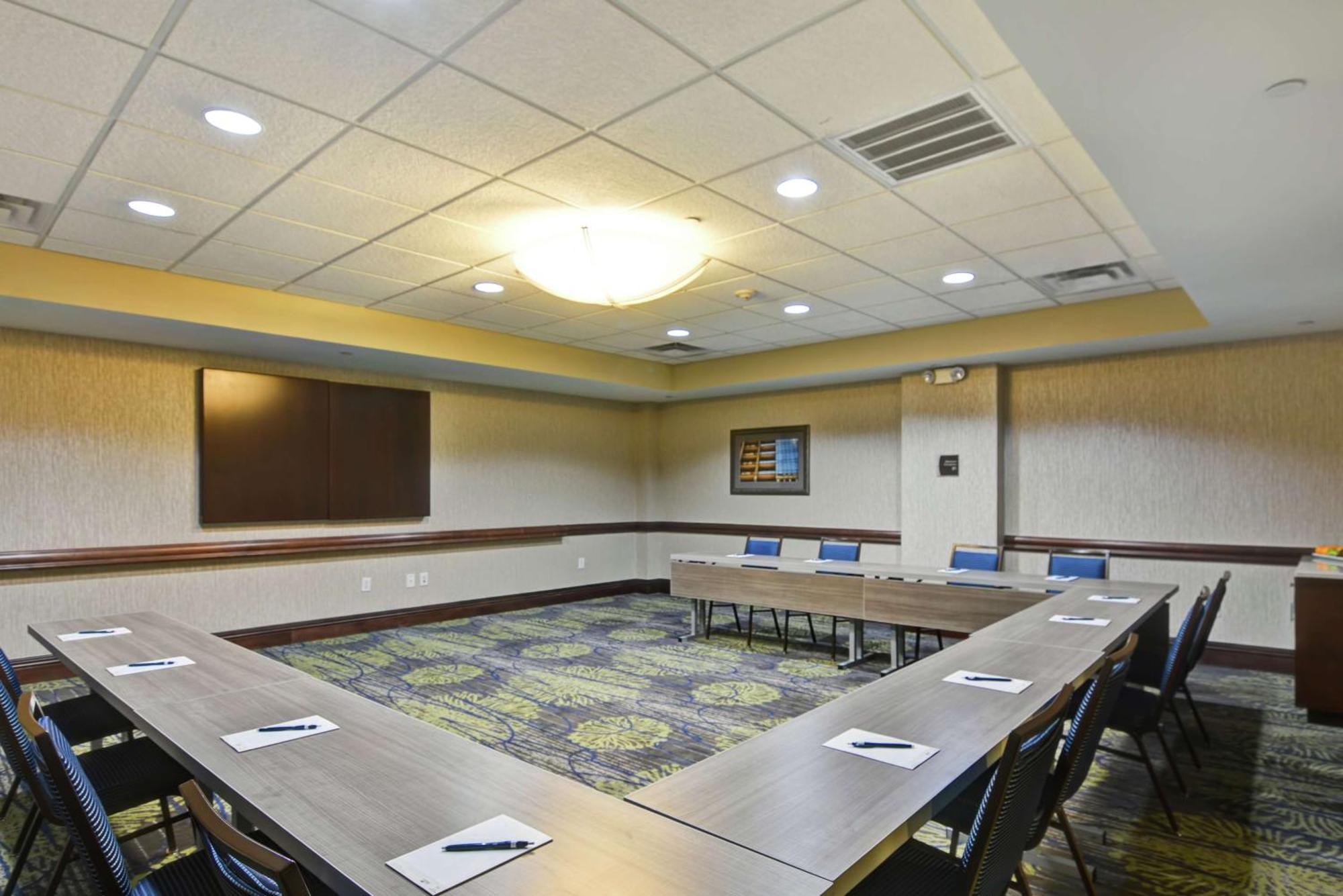 Hotel Homewood By Hilton Near The Galleria 3*